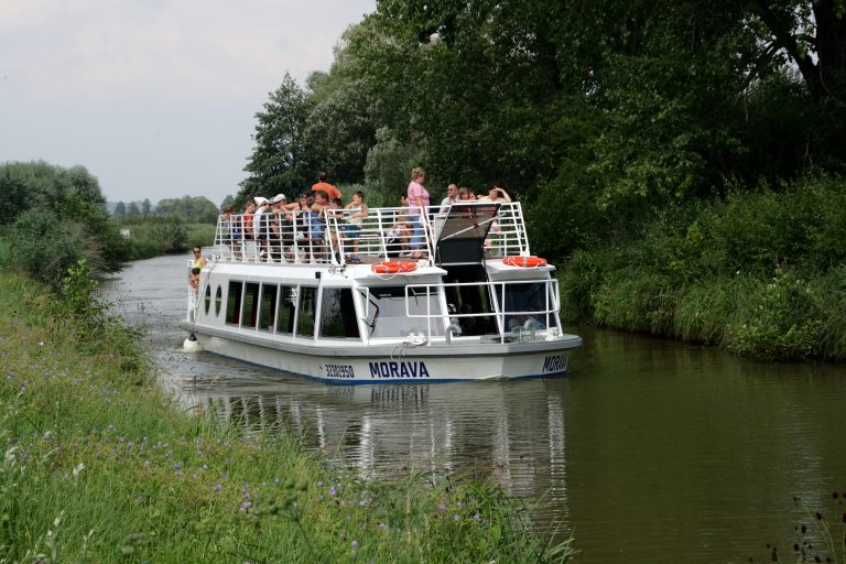 Baťův kanál a řeka Morava